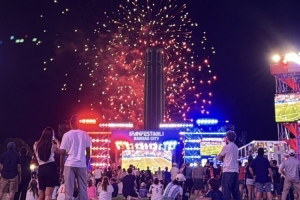 美国队世界杯首战大胜，堪萨斯城球迷庆典燃放烟花庆祝