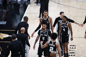 媒体人：马刺在休赛期需要成长 不只是技术上的 尤其是心理上的