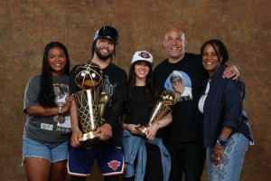 人生赢家！布伦森妻子社媒晒和全家人总冠军捧杯合影