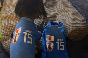 镰田大地绝平后双手指天庆祝，是纪念去世的爱犬