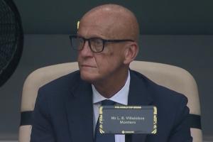 鹰眼！FIFA裁判委员会负责人，退役名哨科里纳观战沙特vs乌拉圭
