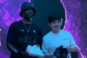 跨界同框！欧文中国行期间与樊振东合影 互赠球鞋
