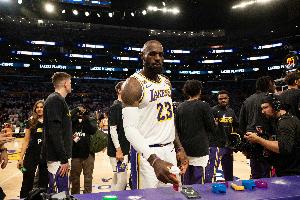 记者：骑士热火也有意詹姆斯 湖人可能会选择签换老詹换取回报