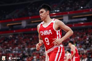 记者：上半场男篮攻防坚决拼命三分也稳定 下半场需继续保持专注