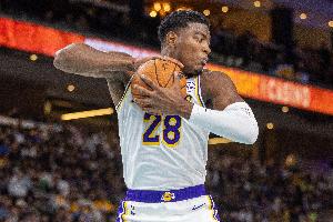 2年2800万！媒体人：参与竞争的球队对八村的真实防守水平有顾忌