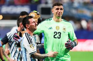 记者：申花门将教练曾指导大马丁迈尼昂，他自然期待两人会师决赛