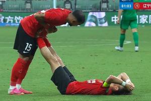 邦本宜裕抽筋无法坚持，被担架抬下，严鼎皓替补登场