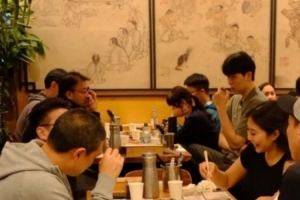 杨瀚森英语学得慢？解说：周围说中文的太多 学骑车先要摘辅助轮