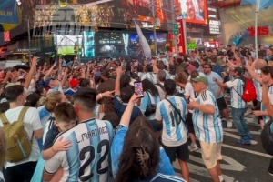 气氛热烈！阿根廷球迷在时代广场举办盛大赛前派对